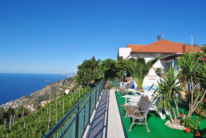 Chambre d’hôte pour 4 personnes, avec Balcon et Terrasse ainsi que Jardin et Piscine à Furore