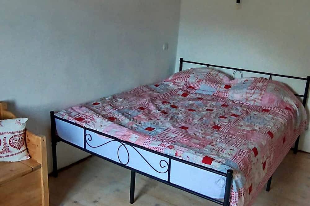 Entire apartment, Mountain cabin near Lake Annecy. Ideal for couples and families. No pets allowed. in Saint-Ferréol, Annecy region