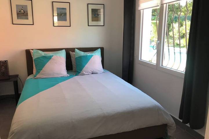 Location de vacances pour 2 personnes, avec Jacuzzi et Terrasse ainsi que Jardin et Piscine à Valbonne - 2