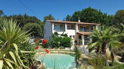 Gîte pour 4 personnes, avec terrasse ainsi que piscine et jardin à Gonfaron