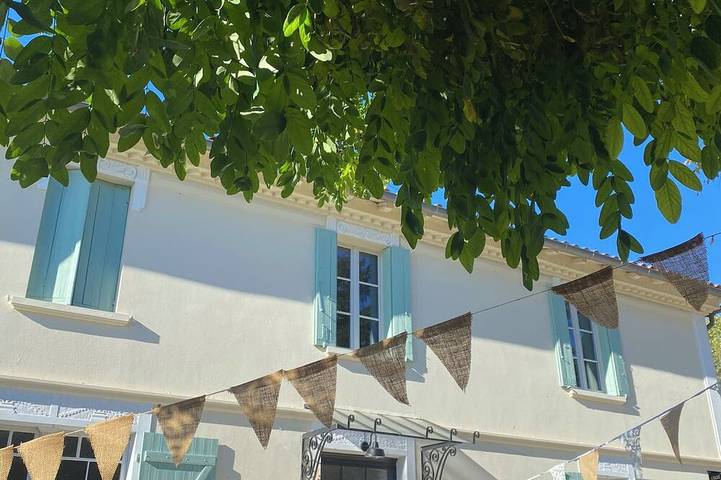 Location de vacances pour 12 personnes, avec jardin et piscine à Barry-d'Islemade