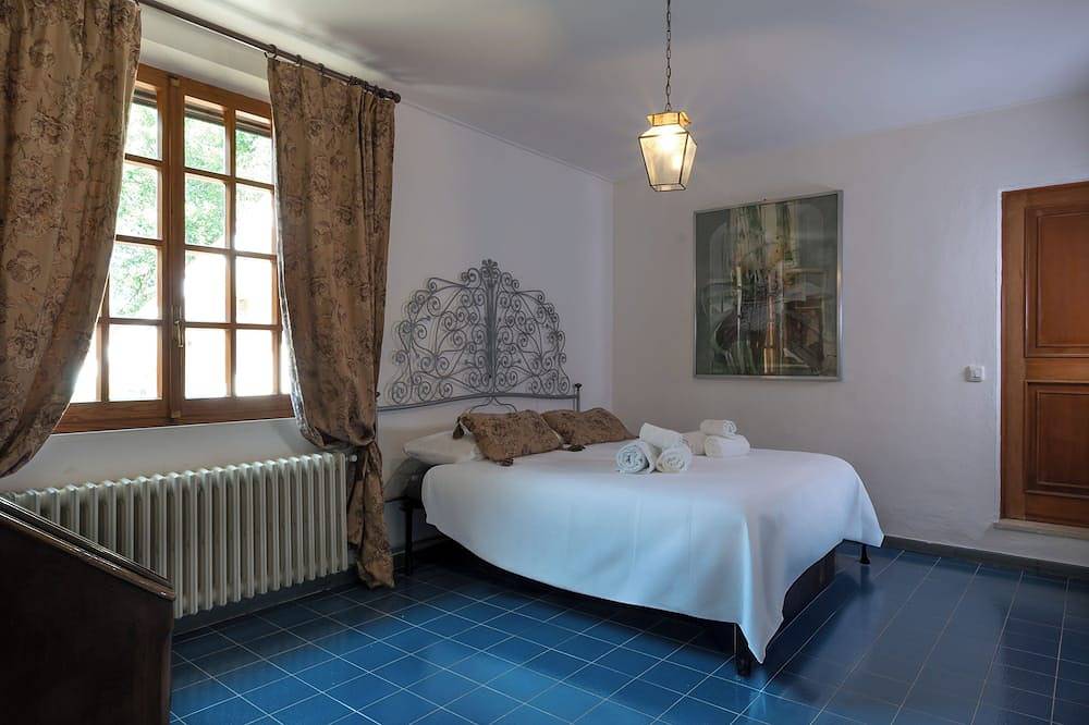 Villa Capinera, entire house with private park in Castiglione della Pescaia, Grosseto Province