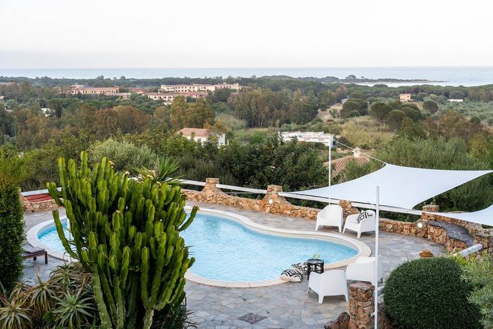 Location de vacances pour 8 personnes, avec jardin ainsi que vue et terrasse à Cala Liberotto