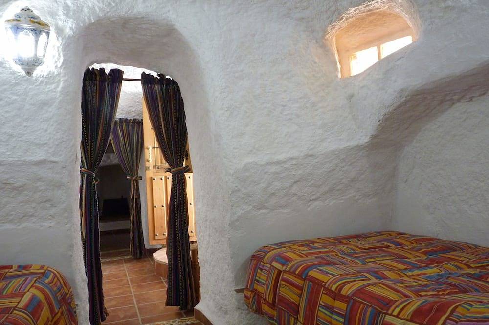 Casa cueva con patio amplio y barbacoa; aparcamiento privado y cerrado in Guadix, Geoparque de Granada