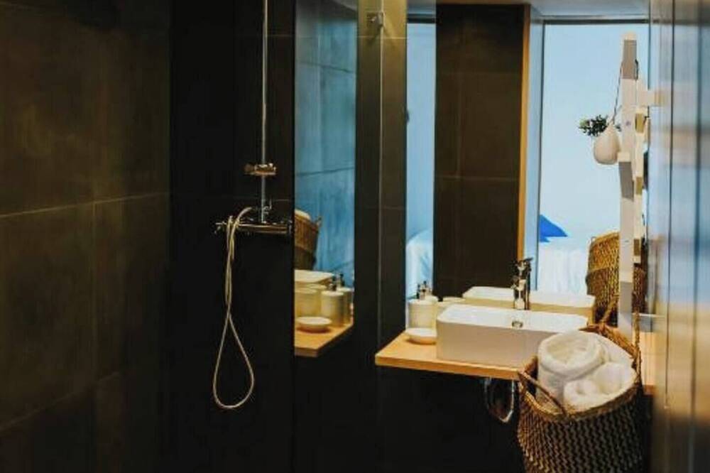 Apartamento inteiro, Ampla para 2 adultos e 3 crianças, com mezanine, projetor de estrelas e kit bebé (cadeira, berço e banheira). Grande janela para a piscina garante luz natural, vista relaxante e acesso fácil à área exterior, perfeita para famílias. in Peso e Vales do Rio, Aldeias do Xisto