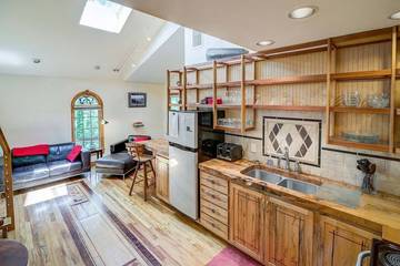 Cabin for 2 Guests in Blue Ridge Parkway, Black Mountain, Picture 3