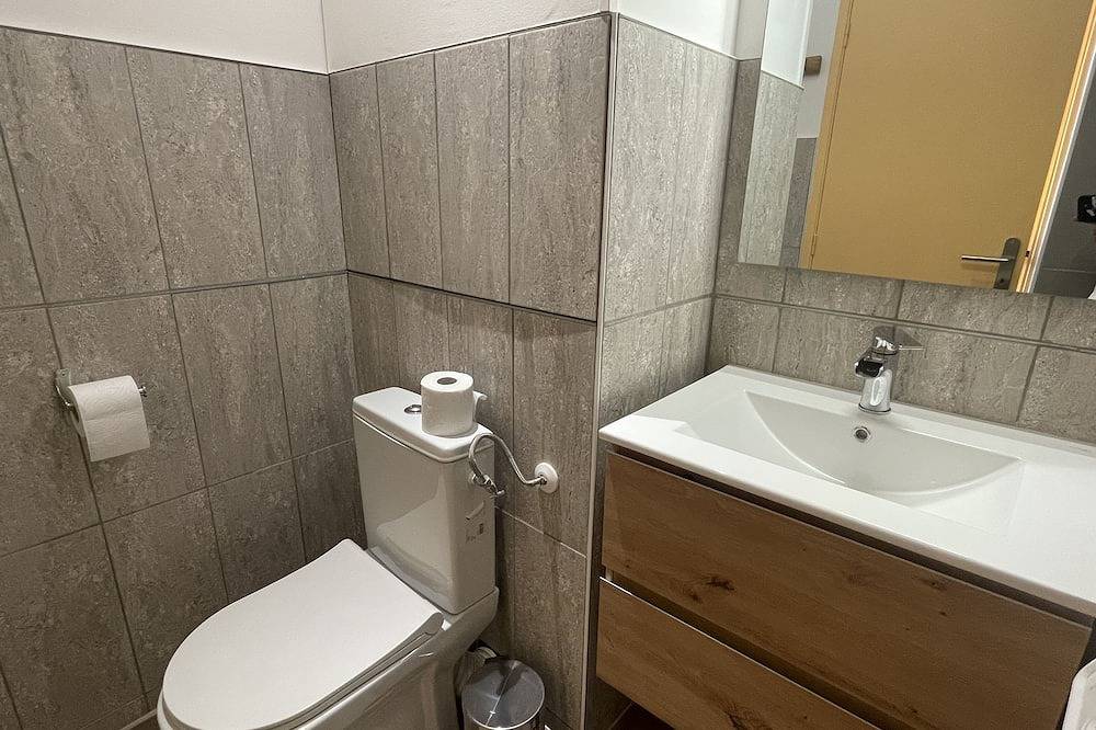 Appartement entier, Lovely studio at the first floor downtow in Eyragues, Région d'Arles