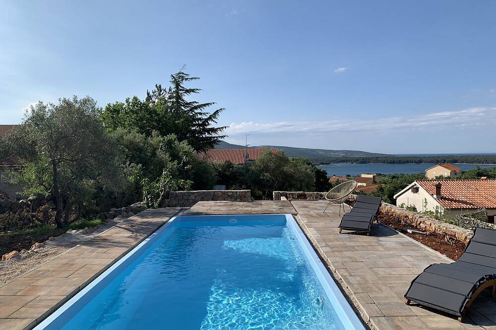 Lili mediterranean studio with a sea view & heated shared pool in Kornic, Krk