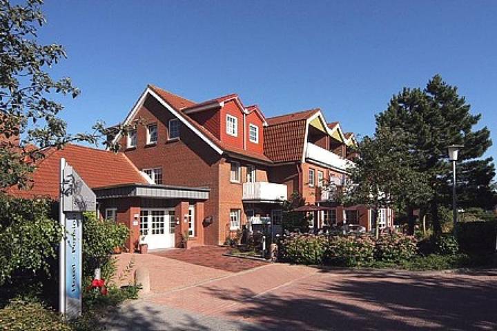 Hotel, mit Terrasse und Garten in Bensersiel