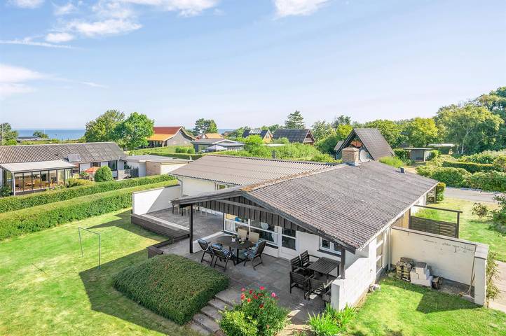 Amazing home in Brenderup Fyn w/ 4 Bedrooms in Kleiner Belt