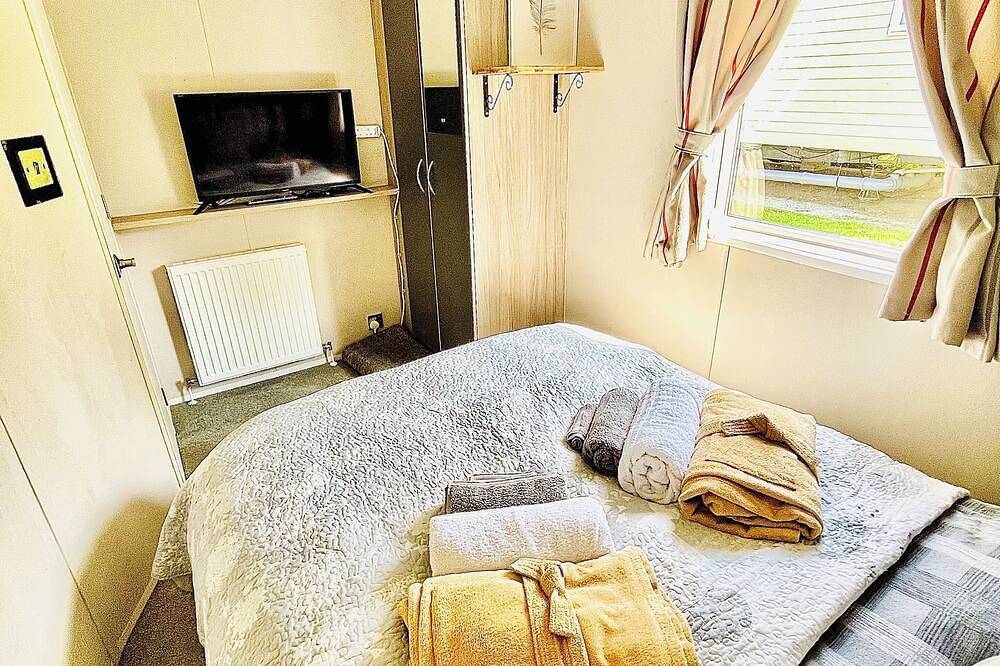 Cornwall Sea/Countryside Caravan with Hot Tub Family and Pet Friendly in Newquay, Cornwall