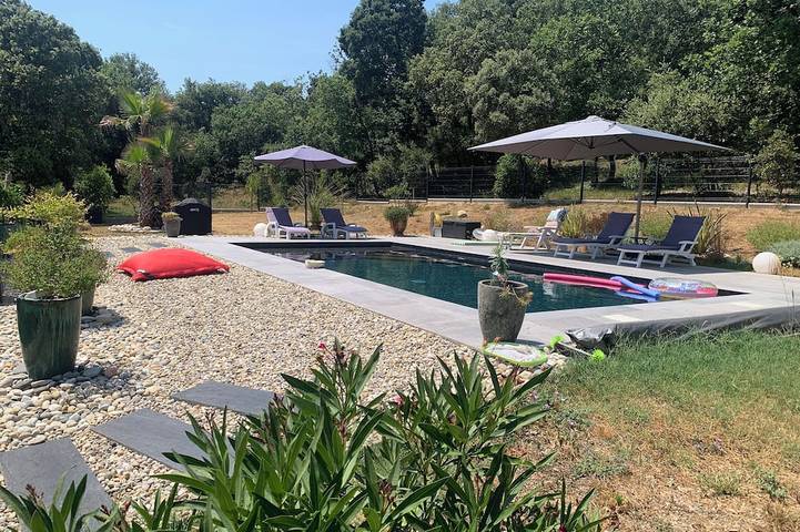 Location de vacances pour 8 personnes, avec terrasse et jardin à Argelliers