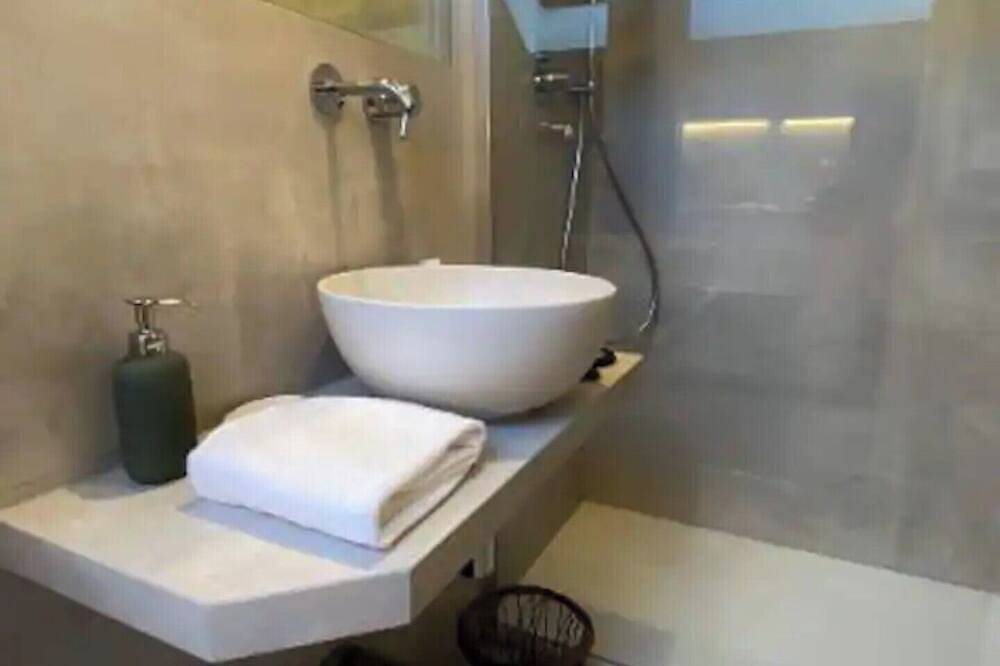 Promotion 'La nocciolina' - Gemütliches Dachgeschosszimmer in der Altstadt in Cortemilia, Langhe