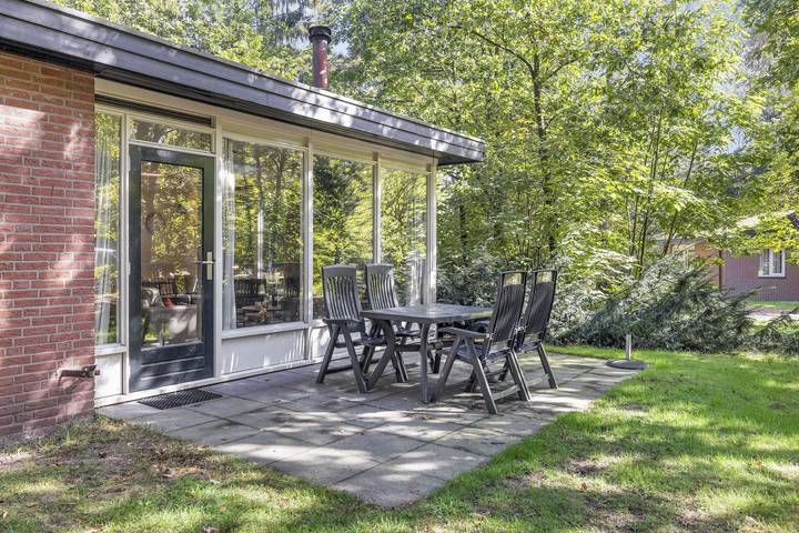 Bungalow voor 4 personen, met balkon/terras en terras in Hoenderloo