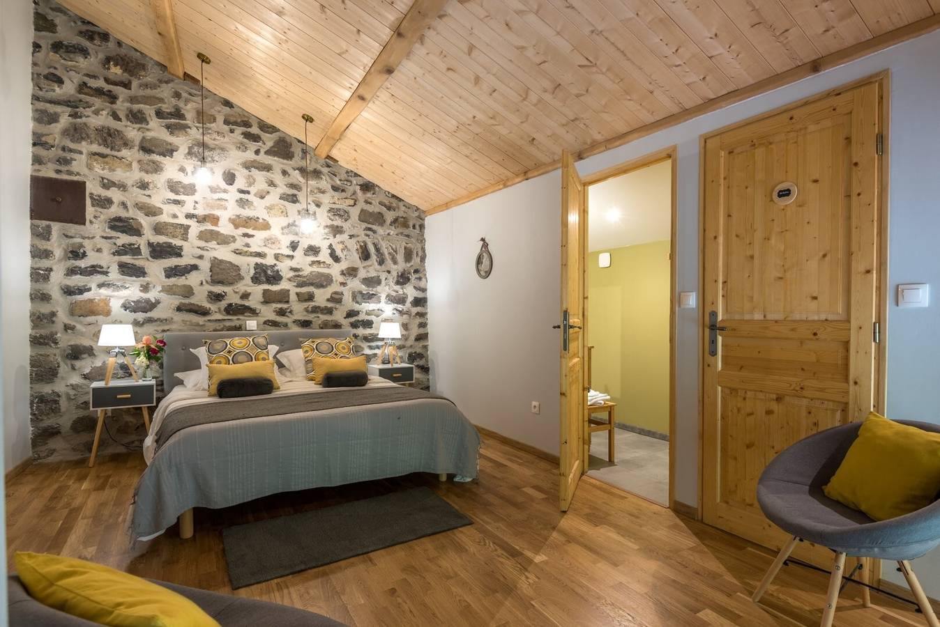 Habitación de huéspedes 'La Grange 1' con vistas a la montaña, piscina compartida y Wi-Fi in Saint-Pons (Rhone-Alps), Ardèche