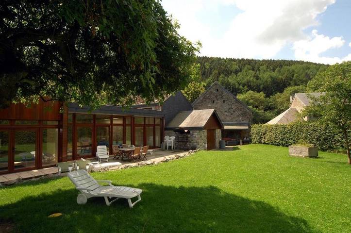 Location de vacances pour 10 personnes, avec Jacuzzi et Terrasse ainsi que Jardin et Piscine dans Sy