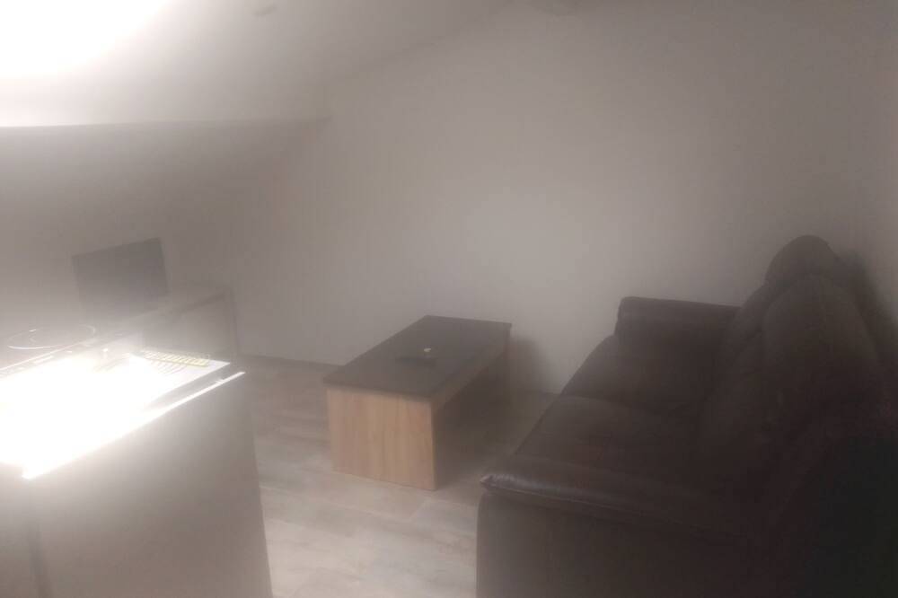 Ganze Wohnung, Small studette with garden view in Cuers, Toulon Region