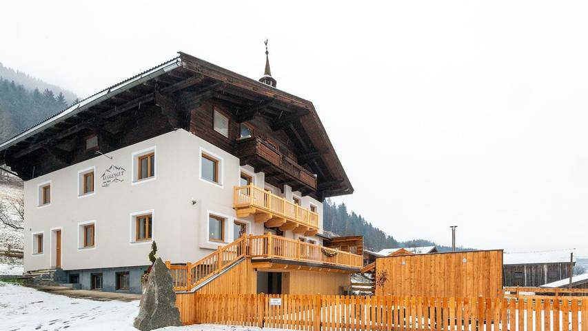 Vakantiehuis voor 10 personen, with terras and sauna as well as tuin and zwembad in Bramberg am Wildkogel