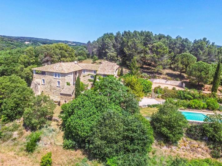 Location de vacances pour 14 personnes, avec piscine ainsi que jardin et vue à Tresques