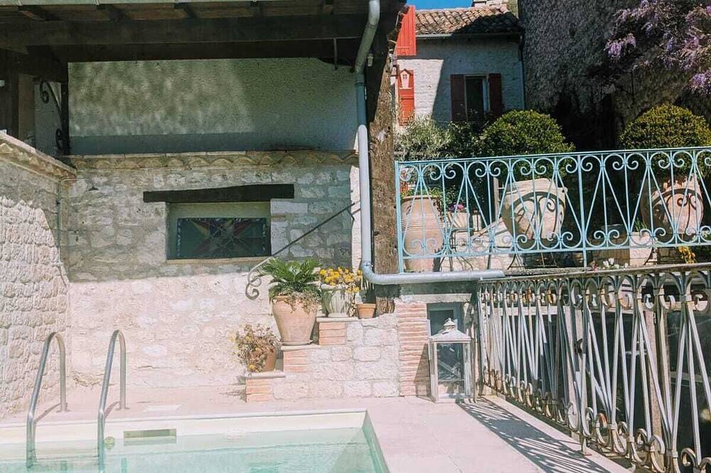Ganze Wohnung, At the foot of the medieval town of Lauzerte.comfortable apartment with swimming pool in Lauzerte, Quercy