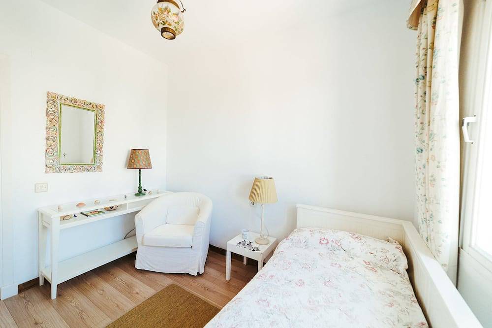 Charming 3-bedroom beachside chalet with Wifi & Ac, in El Puerto de Santa María in Playa De Las Redes, El Puerto de Santa María