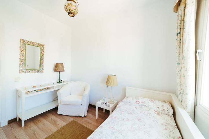 Charming 3-bedroom beachside chalet with WiFi & AC, in El Puerto de Santa María in Playa de Fuentebravía (El Puerto de Santa María), El Puerto de Santa María