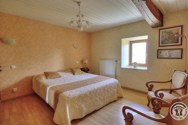 Location de vacances pour 5 personnes, avec jardin à Les Ardillats - 3