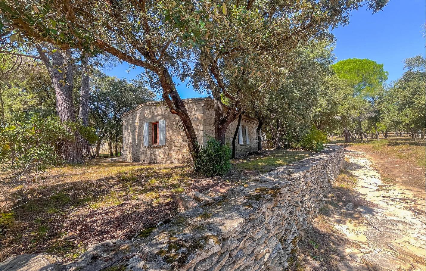 Modern Apartment with Pool, WiFi and Parking in Uzès, Nimes region