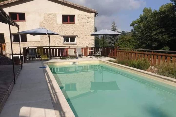 Gîte pour 4 personnes, avec piscine à Andon