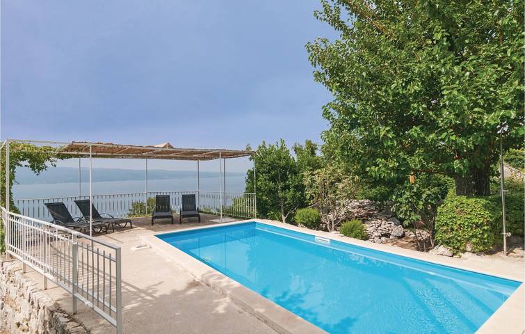 Ganze Ferienwohnung, Gemütliche Unterkunft, 1 km vom Strand entfernt: 2-Zimmer-Wohnung mit Pool und WLAN in Dugi Rat, Omis-Riviera