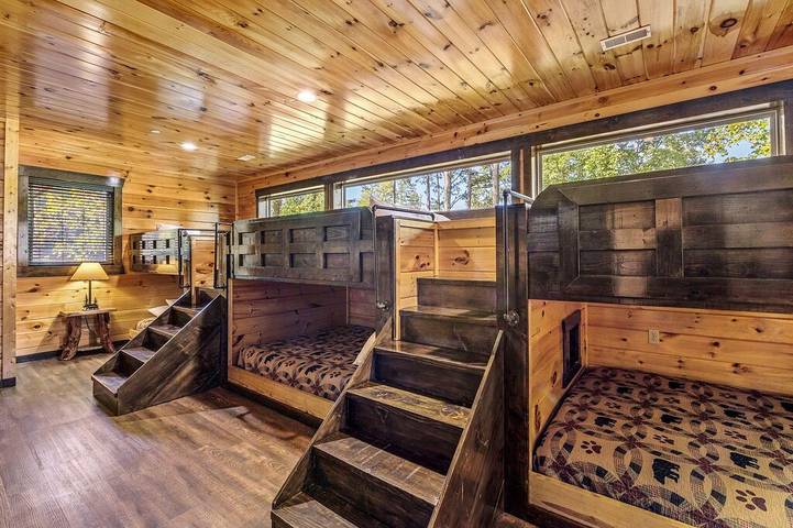 Vacation rental for 78 people, with hot tub and pool as well as terrace in Gatlinburg