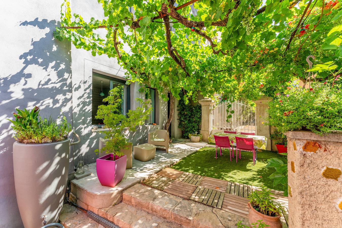 Ganze Wohnung, Ferienwohnung 'Côté Vigne' mit Gemeinschaftspool, privater Terrasse und Wi-Fi in Rasteau, Vaucluse