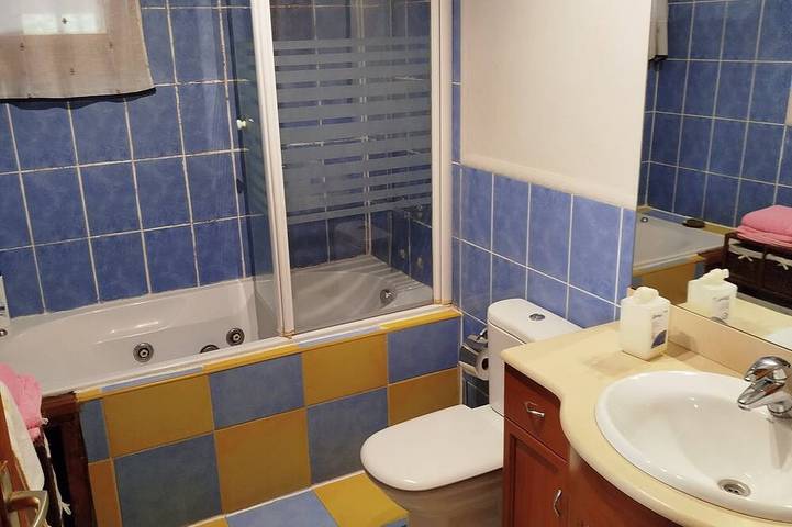 Charming Tyrolean cottage with private pool and mountain views nearby in Mungia, Biscaye