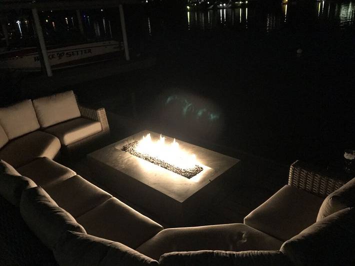 Vacation rental for 8 people, with yard and balcony, with pets in Lake Austin