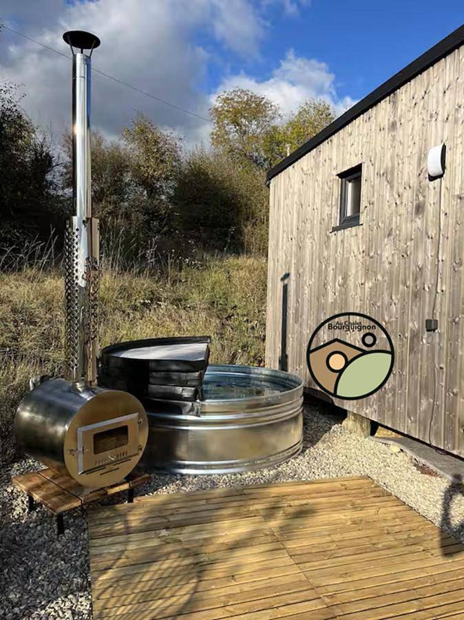 Gîte pour 4 personnes, avec Balcon et Jacuzzi ainsi que Terrasse et Piscine à Salives