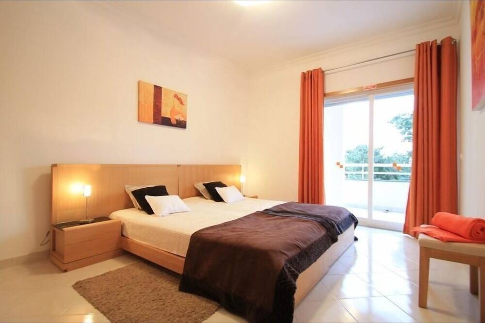 Ganze Wohnung, Strand zu Fuß erreichbar, Great Pool, Hugeterrace, 4 Personen in Alporchinhos (Atlantikküste), Armação de Pera