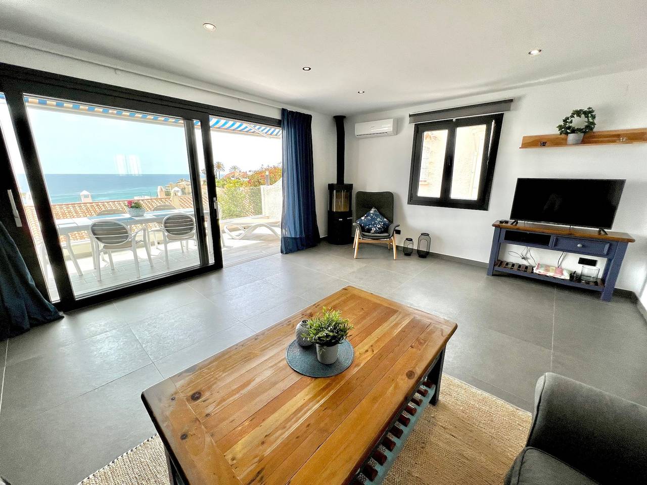"Wonderful House by the sea" met zee- en bergzicht, zwembad en Wi-Fi in Playa de Burriana, Nerja