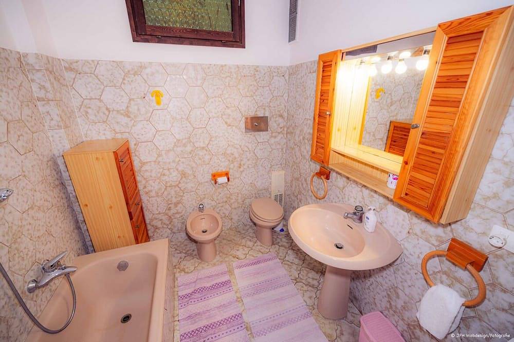 Villa Lilli with magnificent sea view 10 minutes from the beach in Cipressa, Riviera di Ponente