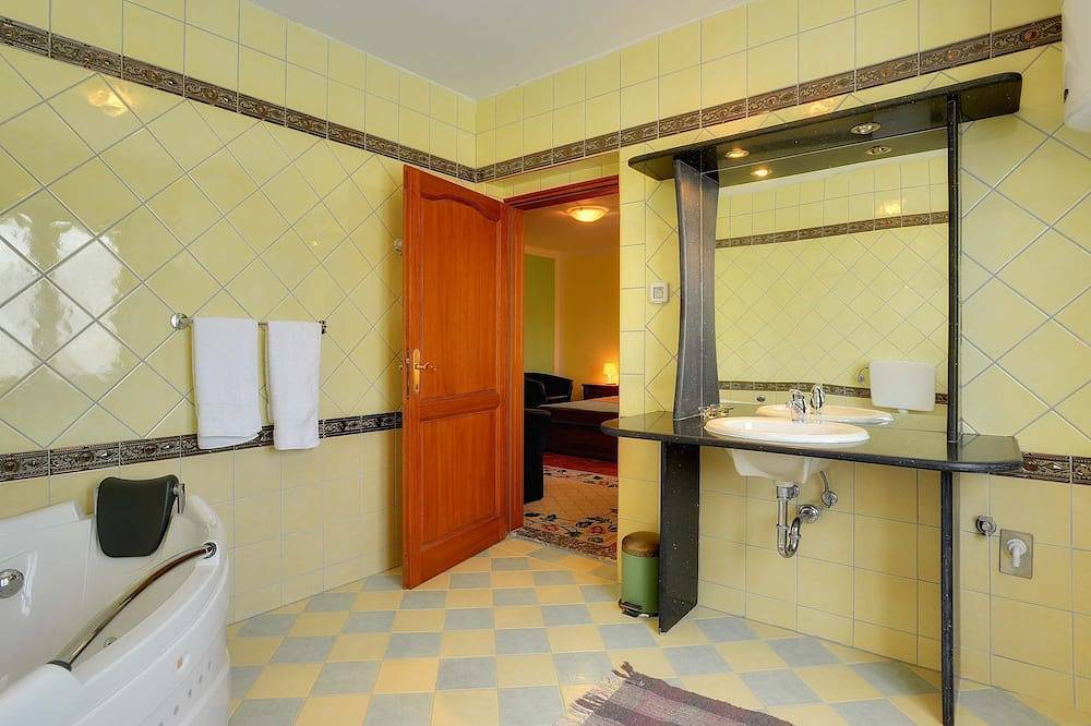 5-Sterne-Luxusvilla, naturumgeben, mit gr. Pool, ruhig, abseits gelegen in Valtura, Südküste Istrien