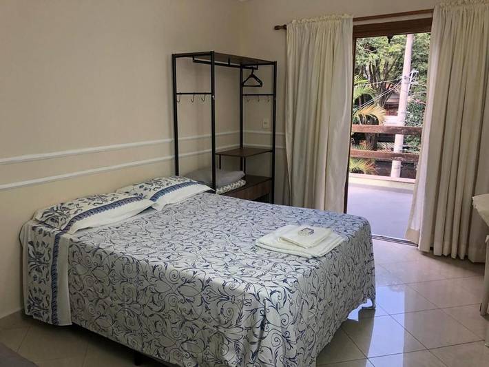 Casas e apartamentos de temporada para 3 pessoas, com piscina e jardim e ainda vista and balcão em Osasco