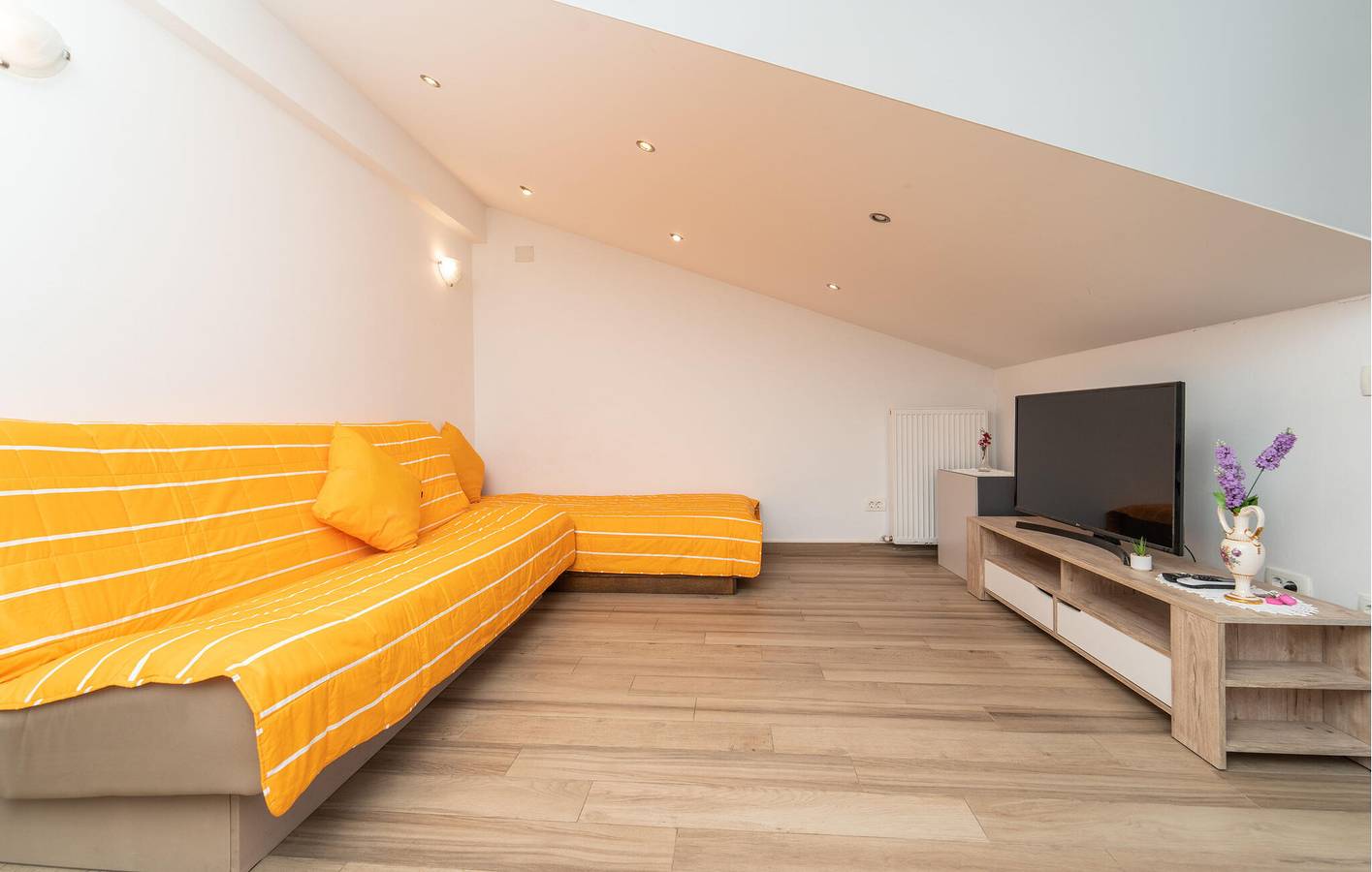 Appartement de vacances entier, Appartement confortable de 2 chambres avec terrasse, Wi-Fi, à 1,5 km de la plage in Biograd na Moru, Région de Zadar