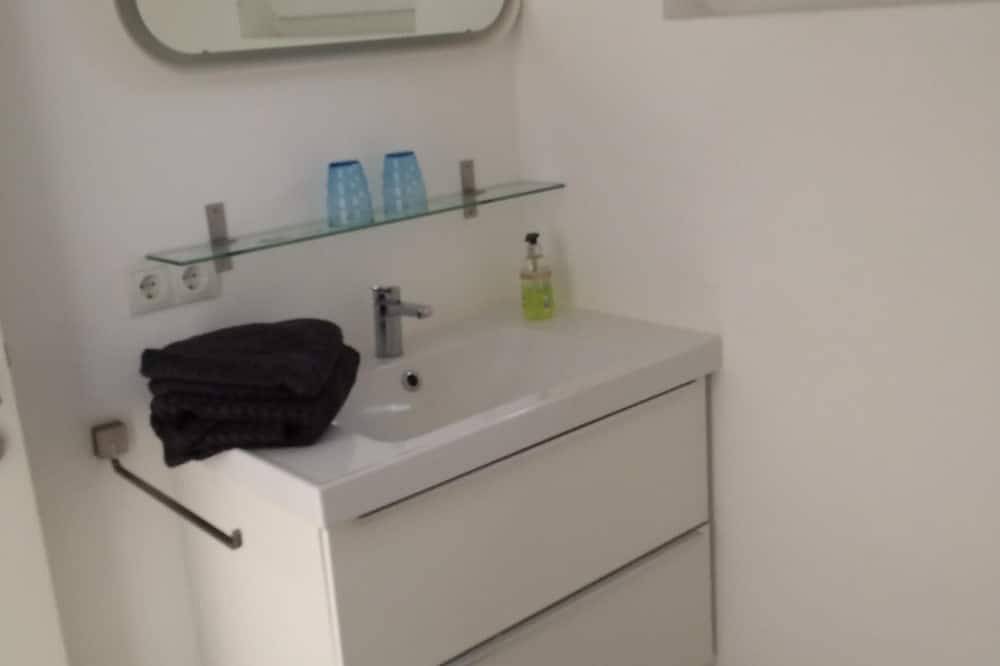 Ganze Wohnung, Helle und moderne Ferienwohnung, nur 100 Meter zum Badestrand am Ammersee in Breitbrunn am Ammersee, Herrsching