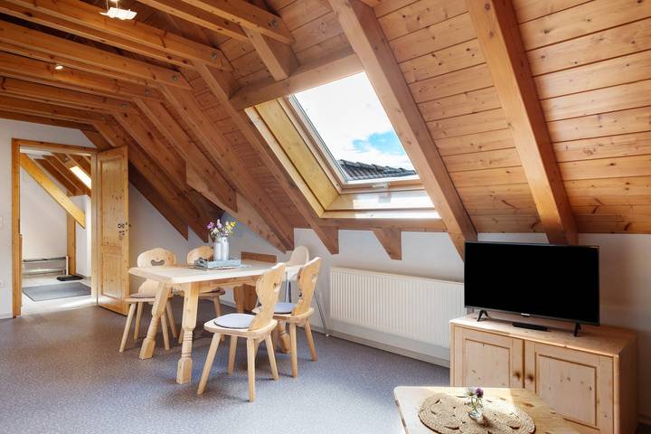 Appartement entier, Appartement spacieux 'Rehblick 75m²' avec vue sur la montagne, jardin commun & Wi-Fi in Schonach im Schwarzwald, Forêt-Noire du Sud