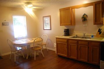 Log Cabin for 6 Guests in Lake Cumberland, Russell County, Picture 1