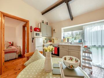 Log Cabin for 2 People in Swansea region, Photo 4