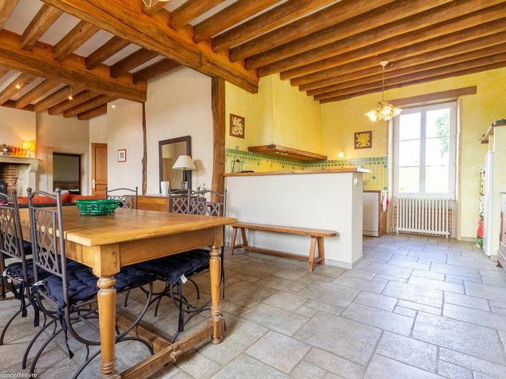 Renoviertes Bauernhaus nahe Morvan mit Garten und Kinderspielbereich in Saint-Gratien-Savigny, Nièvre