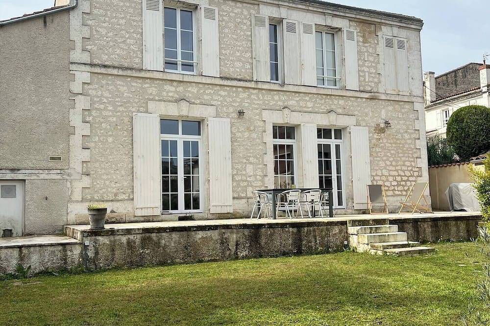 Entire apartment, Maison pour 6personnes située à Angoulême avec Jardin et parking privé <br>Entre 90€ et 150€ par nuit selon la saison in Angoulême, Charente