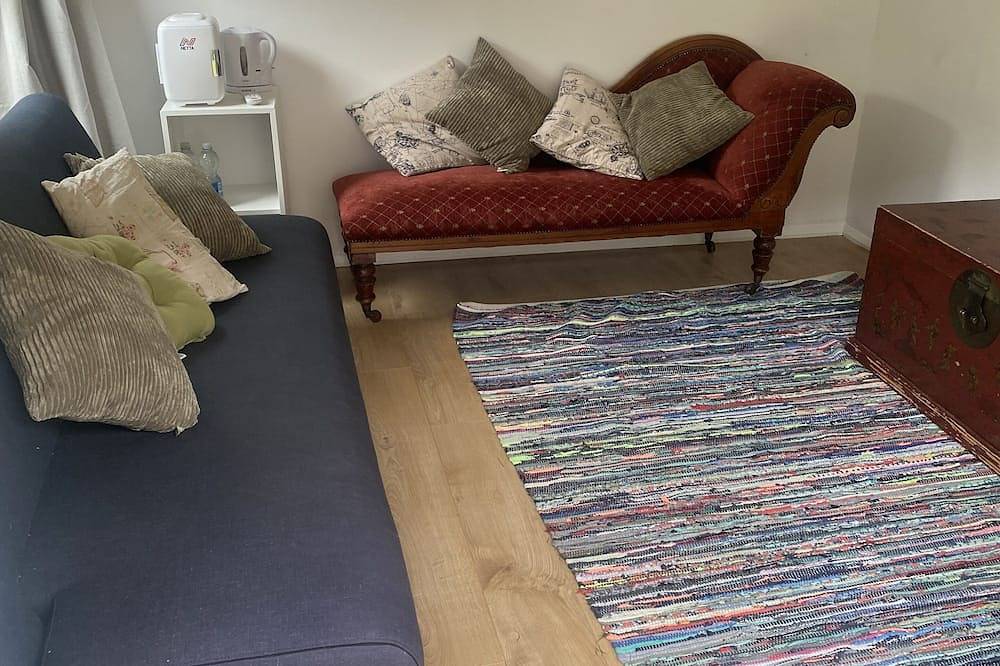 Luxury Garden Cabin near River Thames and Richmond Park in Wandsworth, London