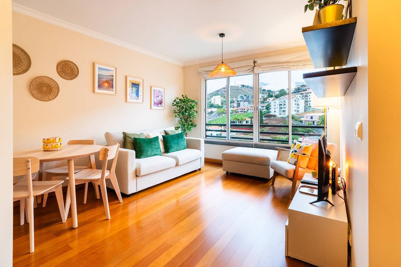 Entire apartment, Guestready - Funchal's golden hour in São Martinho, Madeira
