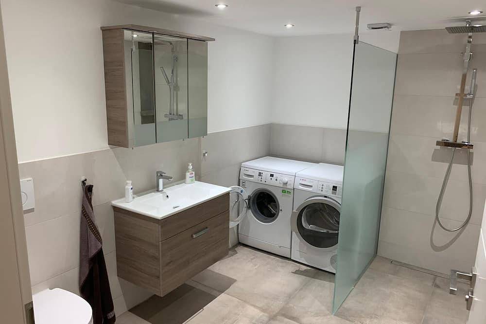 Ganze Wohnung, Erdgeschoss-Ferienwohnung auf ca. 78 qm, hochwertig und modern eingerichtet mit möblierterterrasse mit Gartenteich und Grillmöglichkeit, überdachter E-Bike-Ladestation und abschließbarem Fahrradraum. Freuen Sie sich auf: eine voll ausgestattet... in Langwedel (Holstein), Rendsburg-Eckernförde
